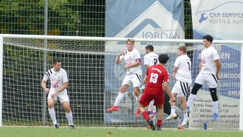 Die Altenrather Abwehr stand meistens sicher, so wie bei diesem Freistoß. – Foto: Marius Fuhrmann